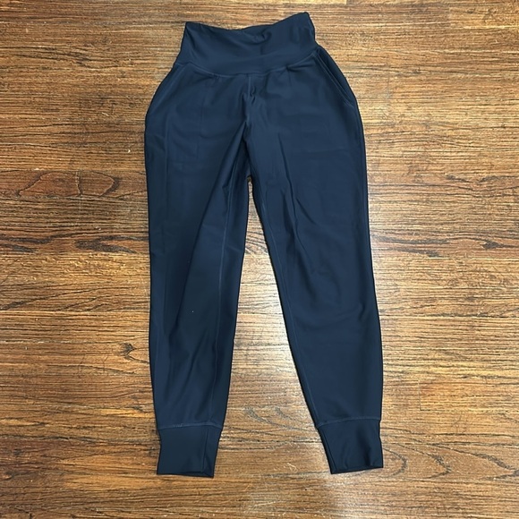 Old Navy Go Dry Elevate Leggings in Navy - Picture 2 of 7